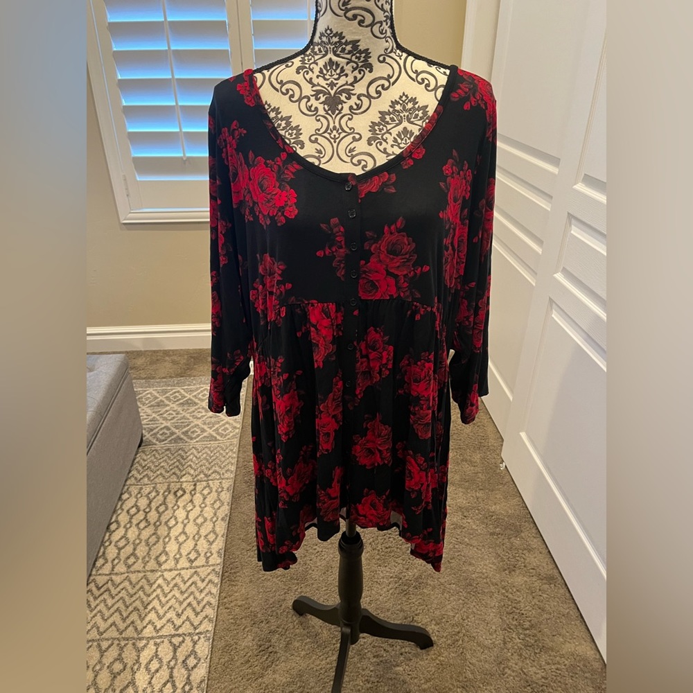 Torrid NWT Super Soft Knit size 3 black with red roses long sleeve shirt.